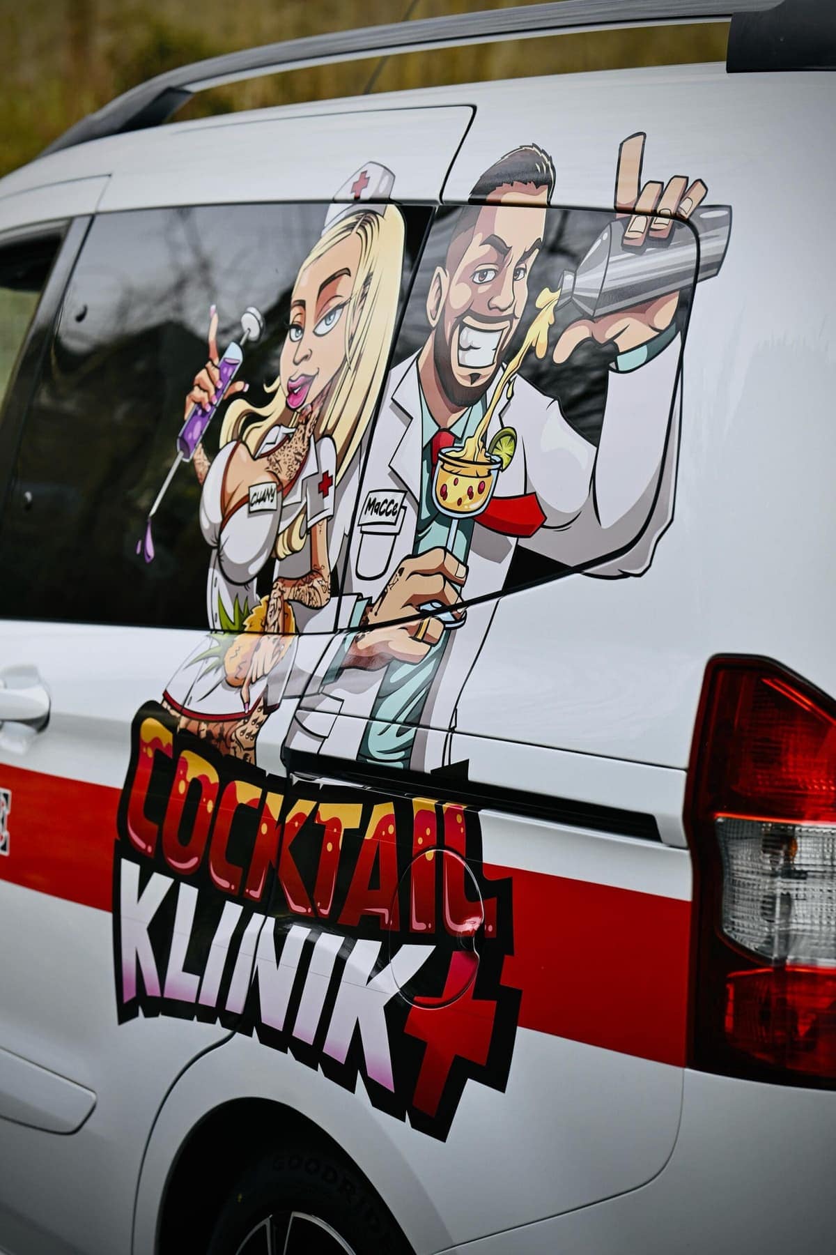 Barkeeper der Cocktail Klinik mixt frische Cocktails am Cocktailwagen